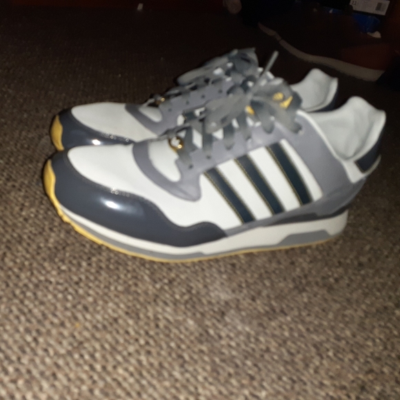 Adidas shoes - Picture 1 of 3